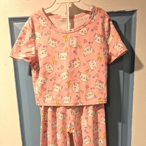 Girl's pajama set. Size about a 7?